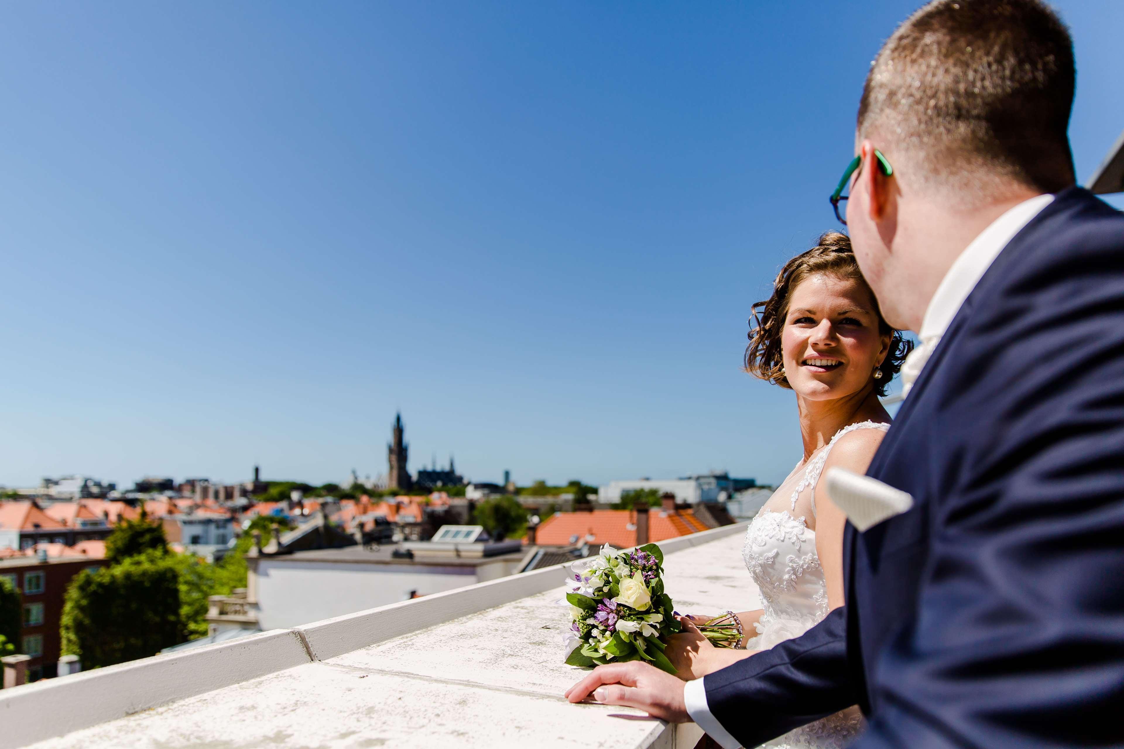 Hilton The Hague Haia Exterior foto Wedding couple on the roof of the Hotel