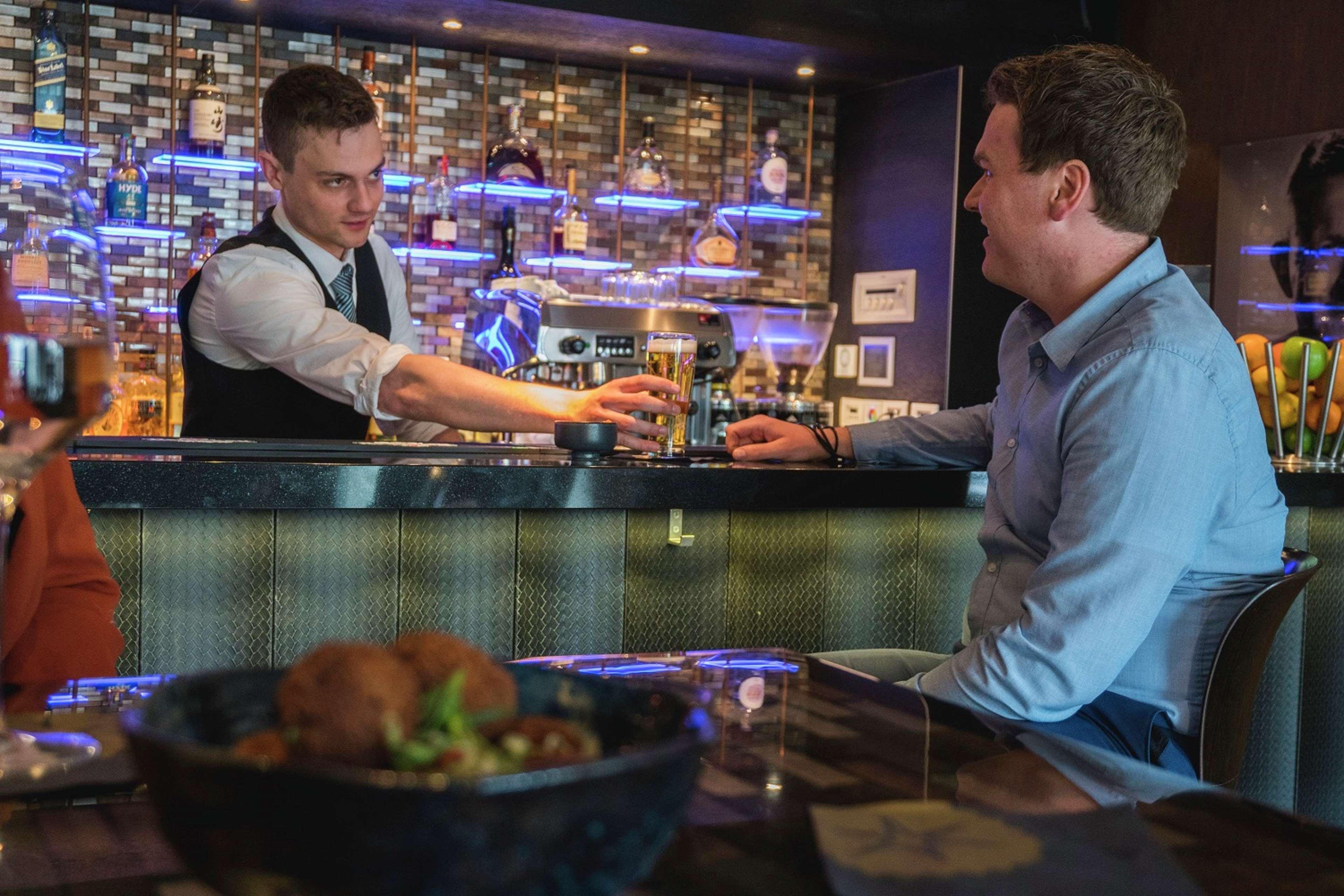 Hilton The Hague Haia Exterior foto A bartender serving a customer