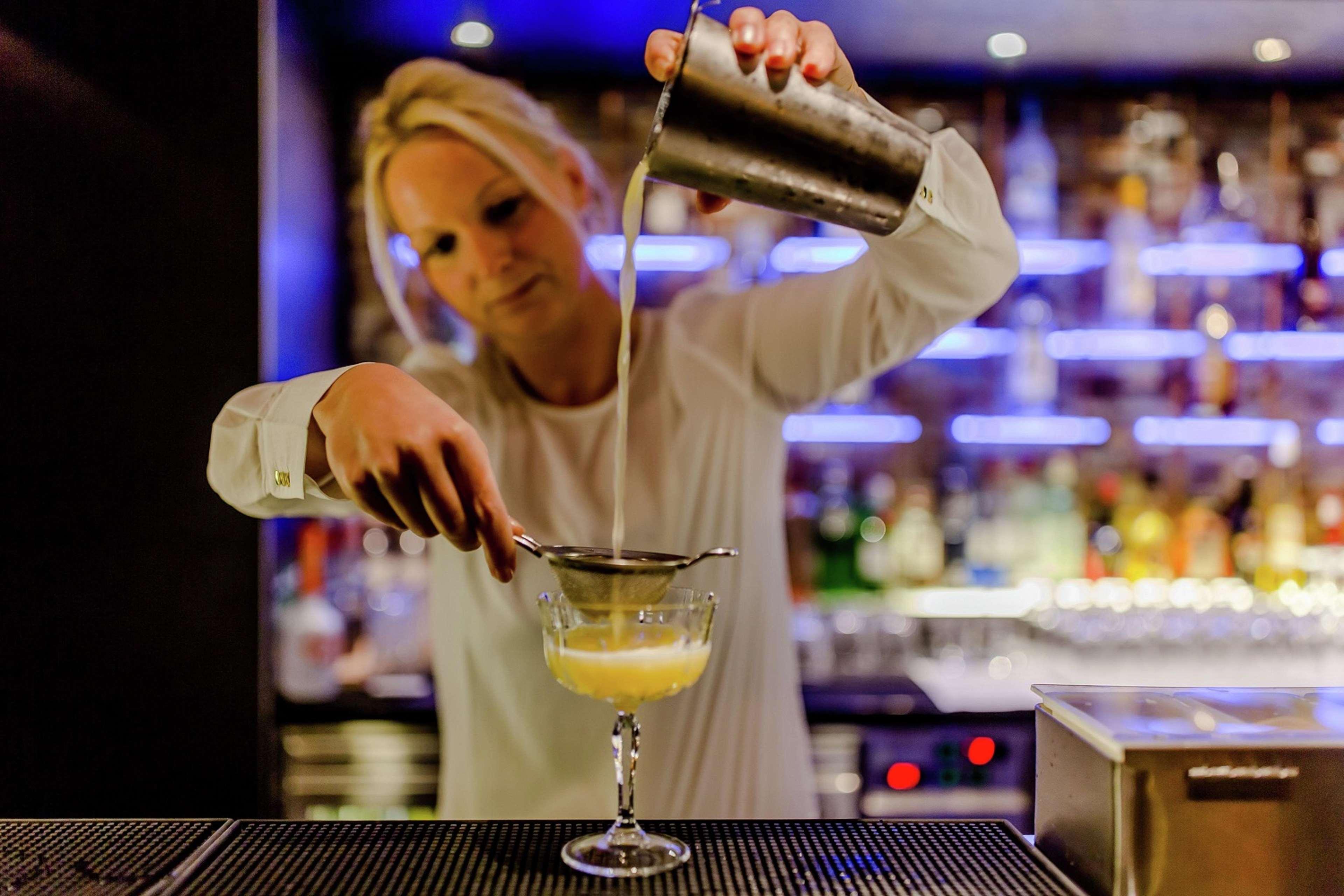 Hilton The Hague Haia Exterior foto A bartender at work