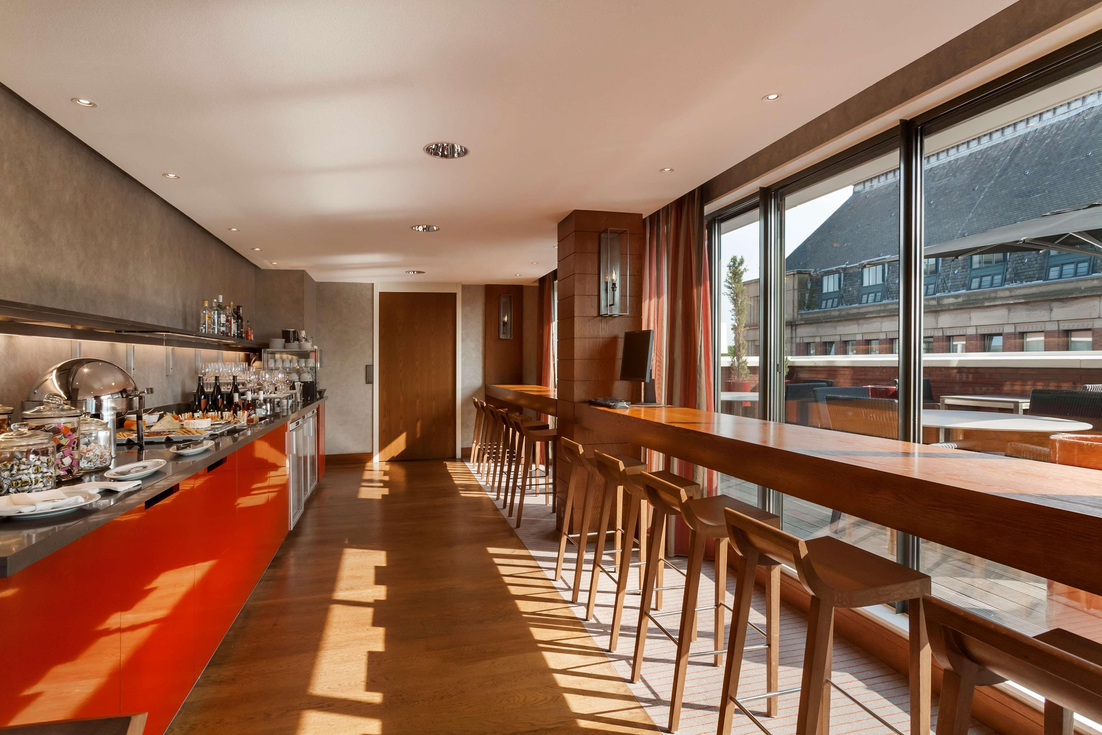 Hilton The Hague Haia Exterior foto The bar at the 100 Queen's Gate